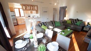 Télévision à écran plat, lecteur de DVD, chaßne hi-fi