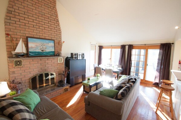 平板电视、DVD 播放器、立体声音响