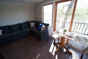 Flat-screen TV, DVD player, stereo - Riverfront cottage - River Road (Wasaga Beach)
