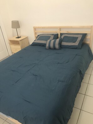 2 slaapkamers, een strijkplank/strijkijzer, internet, beddengoed