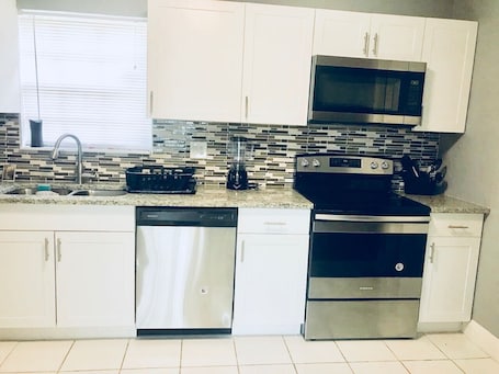 Fridge, microwave, oven, dishwasher. Beautiful House in West Palm Beach