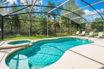 Beautiful 6 Bedroom Home, 6 Miles from Disney World, South Facing Pool
