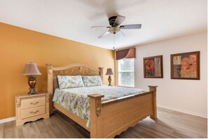 6 Schlafzimmer, Schreibtisch, Bügeleisen/Bügelbrett, Reisekinderbett