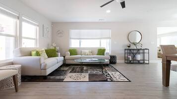 Smart TV, reproductor de DVD, tenis de mesa y libros