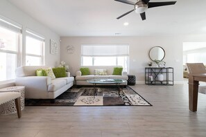 Smart TV, reproductor de DVD, tenis de mesa y libros