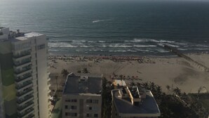 A beach with buildings in the foreground and the ocean in the background. - Spacious And Stylish Oceanfront Apartment (Cartagena)