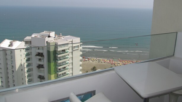 A high-rise building with a view of the beach and ocean. - Spacious And Stylish Oceanfront Apartment (Cartagena)