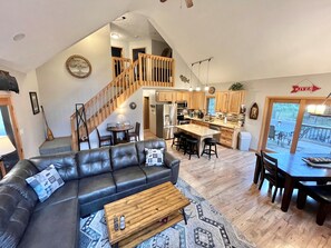 Smart TV, fireplace, video games, table football - Relaxing Betsie River Cabin by Crystal Mtn 5bd+2ba+Loft+Game Rm+Fire Pit+Kayaks! (Thompsonville)