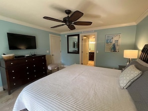 2 bedrooms, iron/ironing board, free WiFi, bed sheets - 2BR, 2BA Marco Island condo with heated pool and walk-to-beach location. (Marco Island)