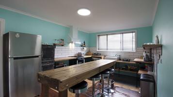 Grand réfrigérateur, micro-ondes, four, plaque de cuisson