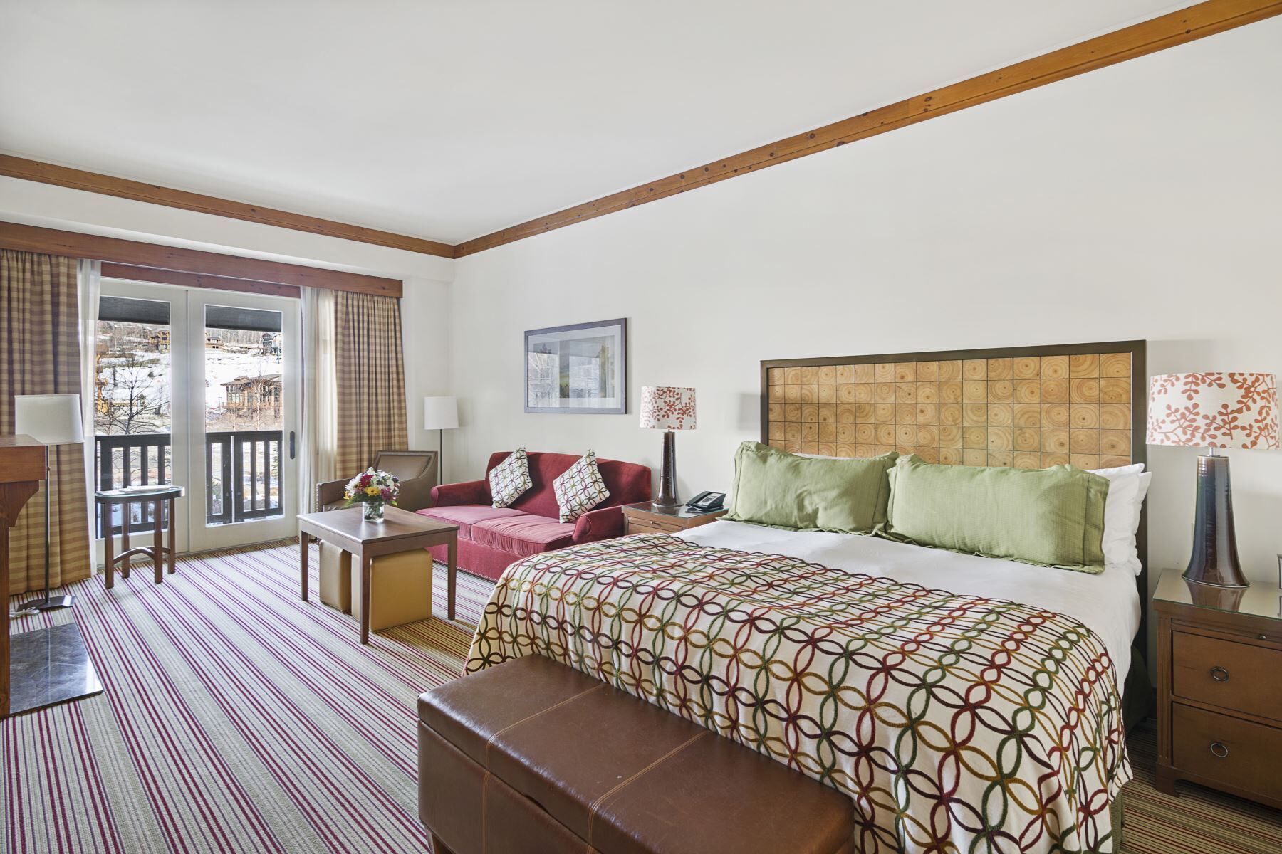 Escritorio, tabla de planchar con plancha, wifi gratis y ropa de cama