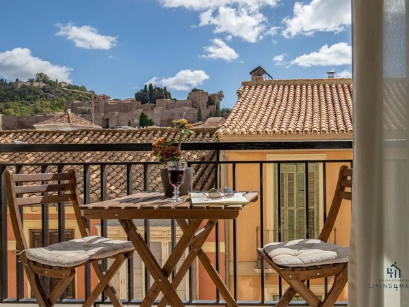 Outdoor dining - Living4malaga Picasso Apartment (Málaga)