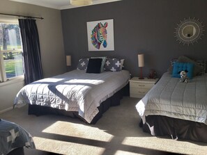 5 bedrooms, desk, iron/ironing board, free WiFi - ELLSTONE farm,4km from Mba, mountain views,private,spa.Wifi.(linen extra fee) (Martinborough)