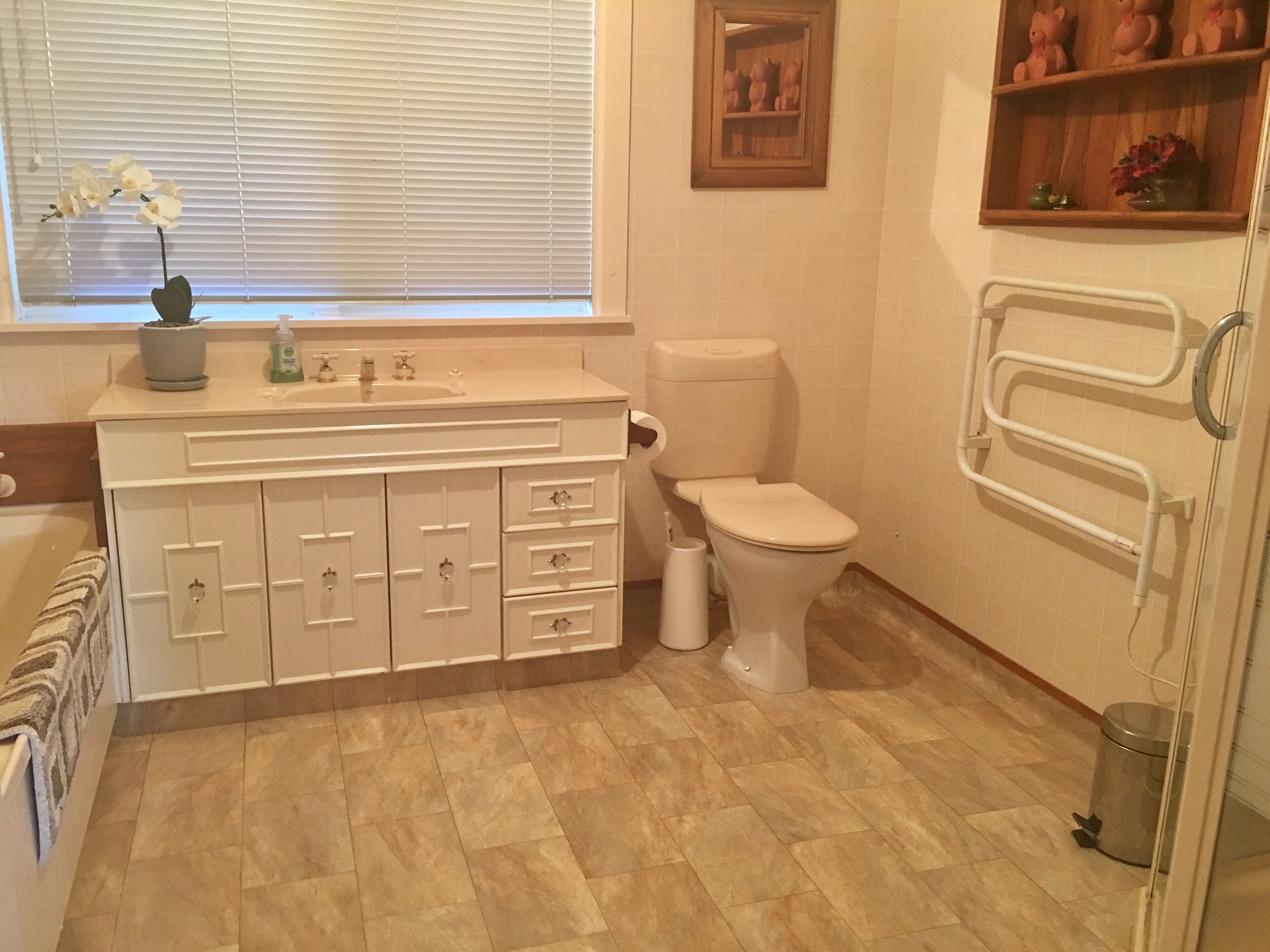 Ein Badezimmer mit Toilette, Waschbecken und Waschtisch.