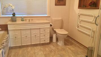 Ein Badezimmer mit Toilette, Waschbecken und Waschtisch.