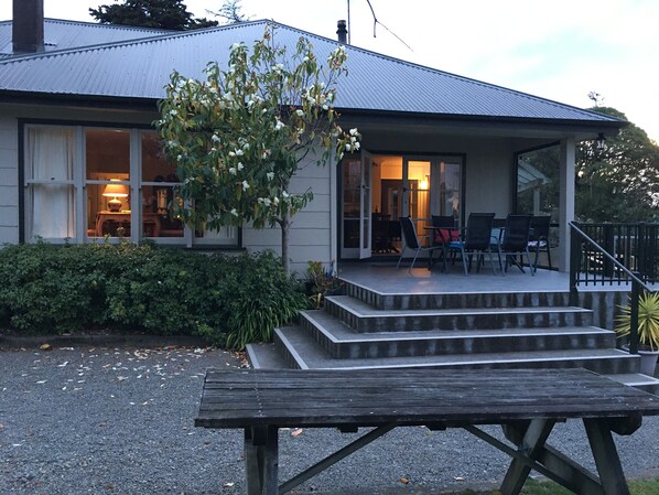 Outdoor dining - ELLSTONE farm,4km from Mba, mountain views,private,spa.Wifi.(linen extra fee) (Martinborough)