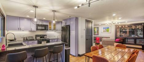 Refrigerador, microondas, placa de cocina, lavavajillas