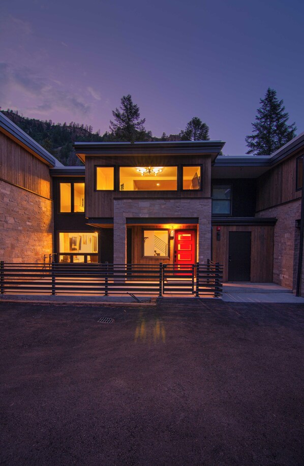 Exterior - Renovated 3 br 3 bath  Condo at Aspen Highlands, 2min to skiing, deck over creek (Aspen)