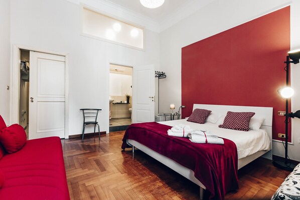 1 غرفة نوم ومكتب ومكواة/لوح كي وسرير سفر