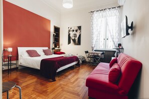1 bedroom, desk, iron/ironing board, travel crib - Family Room in centre of Naples (Napoli)