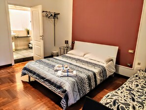 1 bedroom, desk, iron/ironing board, travel crib - Family Room in centre of Naples (Napoli)