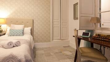4 habitaciones, tabla de planchar con plancha, internet y ropa de cama