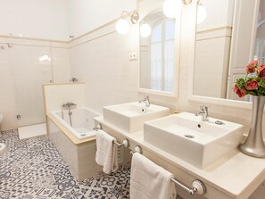 Badewanne, Haartrockner, Handtücher