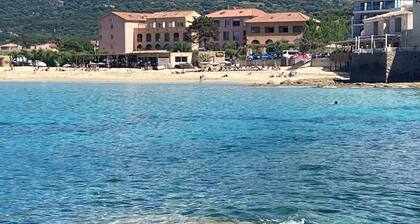 Studio 50 m päässä rannasta, josta on näkymät ......