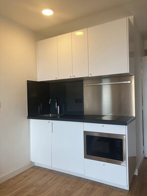 Frigorifero, microonde, forno, piano cottura