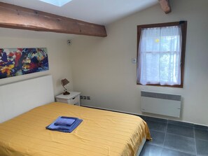 5 chambres, coffres-forts dans les chambres, bureau