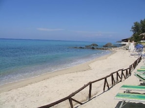 Ranta lähistöllä, rantapyyhkeitä