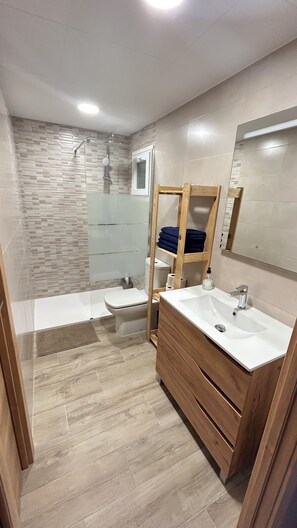 Bañera con ducha, secador de pelo, toallas