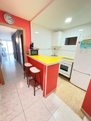 Køleskab, mikrobølgeovn, ovn, kogeplade