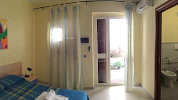 1 habitación, escritorio, tabla de planchar con plancha y cuna de viaje