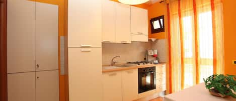 Refrigerador, horno, parrilla de estufa y cafetera y tetera