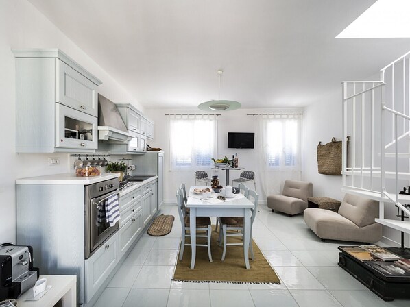 Kühlschrank, Ofen, Geschirrspüler, Wasserkocher mit Kaffee-/Teezubehör