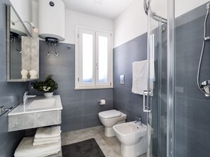 Douche, sèche-cheveux, serviettes fournies