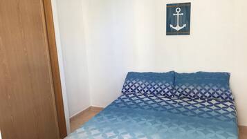 1 habitación, tabla de planchar con plancha, wifi y ropa de cama