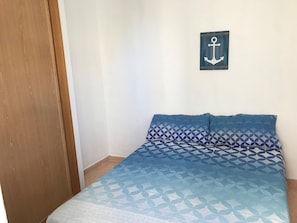 1 slaapkamer, een strijkplank/strijkijzer, wifi, beddengoed