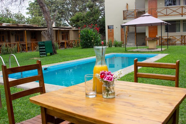 Una piscina al aire libre