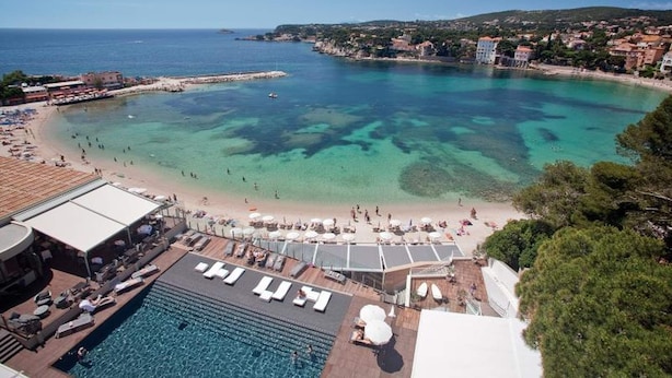 A coastal resort with a pool area, beach, and ocean views. - Seaside Villa Apartment with Large Terrace  2 mins from Renecros Beach (Bandol)