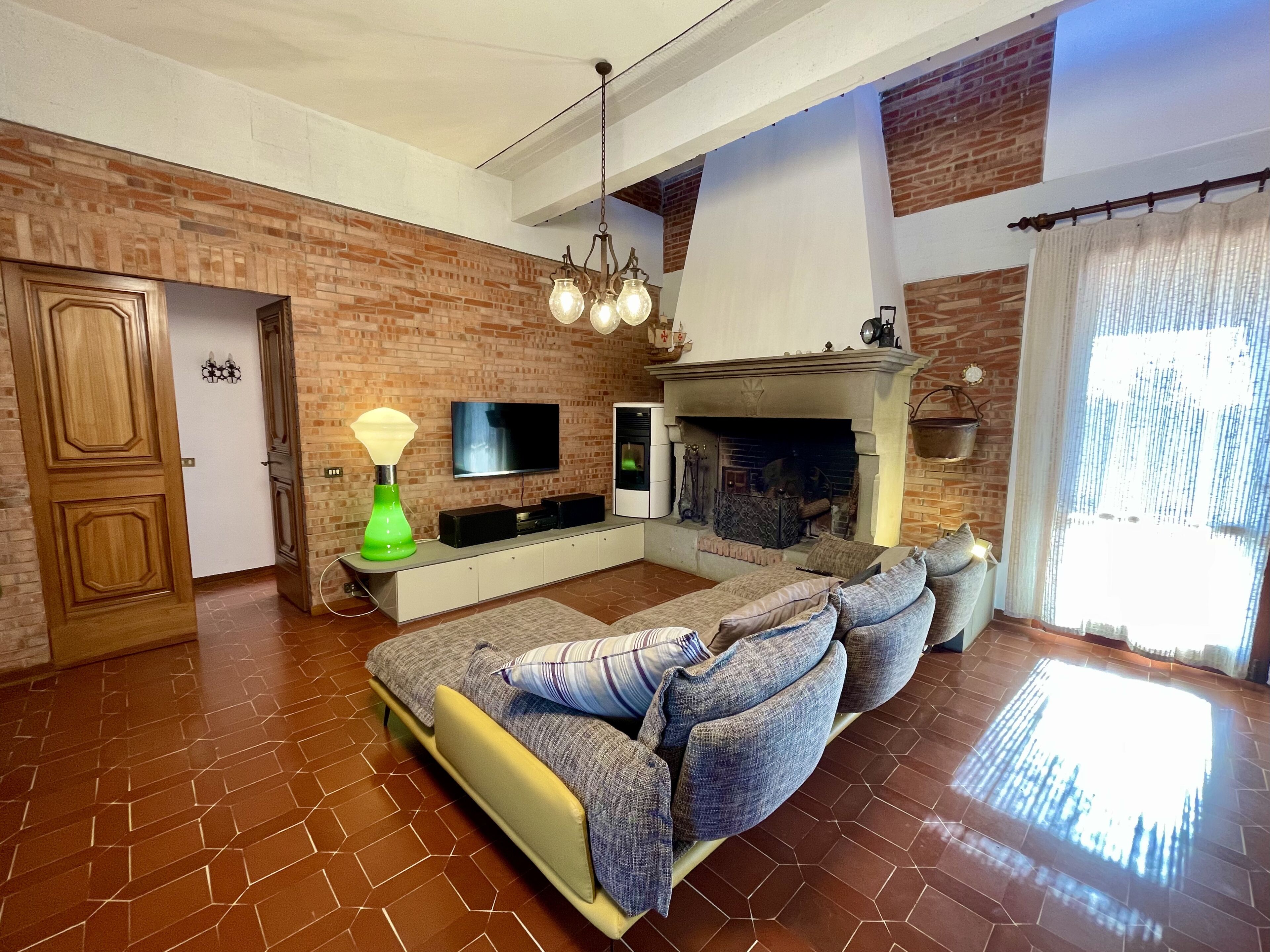 Una Smart TV, una chimenea, videojuegos, una mesa de tenis de mesa
