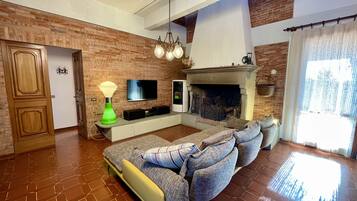 Una Smart TV, una chimenea, videojuegos, una mesa de tenis de mesa