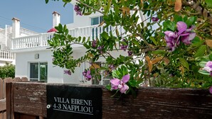 Un letrero de madera que dice "Villa Eirene 4-3 Náplia".