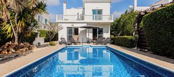 Luxury 3 bed/3 bath villa with private pool in the picturesque village of Peyia