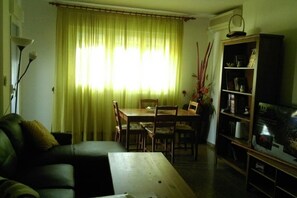 TV, books - HOLIDAY APARTMENT IN MALAGA, 4 BEDROOMS AND 2 BATHROOMS. ALSO WITH POOL. (Málaga)