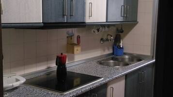 Een koelkast, een magnetron, een oven, een kookplaat