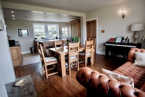 تلفزيون ذكي، مدفأة، مشغل دي في دي، كُتُب