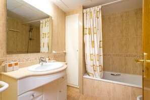 Bathtub, hair dryer, towels - ApartUP Patacona Orchard (Alboraya)