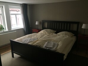 3 間睡房、書桌、熨斗/熨衫板、可攜式嬰兒床